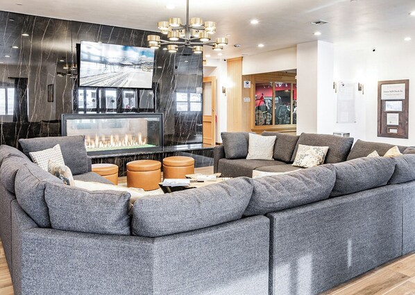 Interior - Pool, Hot Tub, Sauna, Steps to the slopes, Wifi, Parking, Fitness Room, Sleeps 8 (Park City)