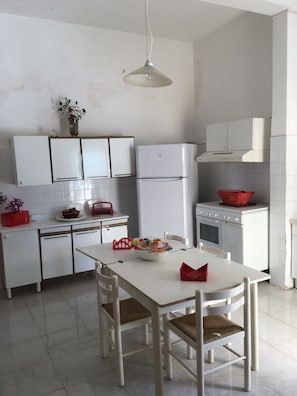 Fridge, oven, stovetop, coffee/tea maker