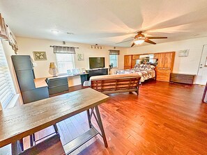 Schreibtisch, Bügeleisen/Bügelbrett, kostenloses WLAN, Bettwäsche