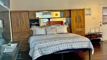 2 bedrooms, desk, iron/ironing board, free WiFi