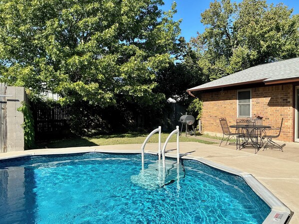 Outdoor pool - Fort Worth World Cup: 25 min Drive to Stadium/40 min drive to Fan Fest • Sleeps (Fort Worth)