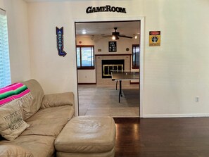 Una Smart TV, videojuegos, una mesa de tenis de mesa, libros