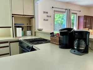 Fridge, microwave, oven, dishwasher - Fort Worth World Cup: 25 min Drive to Stadium/40 min drive to Fan Fest  • Sleeps (Fort Worth)