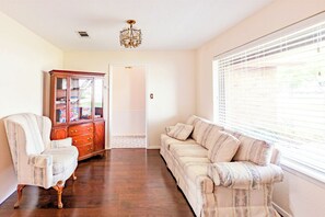 Interior - Fort Worth World Cup: 25 min Drive to Stadium/40 min drive to Fan Fest  • Sleeps (Fort Worth)