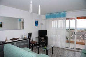 TV - Le Lavandou, 2 bedroom flat to rent for 6 people, facing sea, near the beach (LE LAVANDOU)