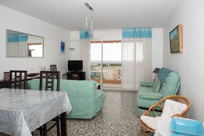 TV - Le Lavandou, 2 bedroom flat to rent for 6 people, facing sea, near the beach (LE LAVANDOU)