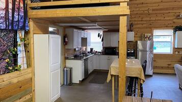 Jääkaappi, mikroaaltouuni, uuni, astianpesukone