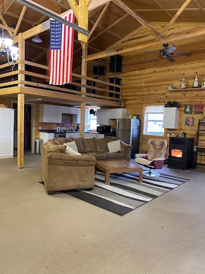 Televisor, llar de foc i reproductor de DVD