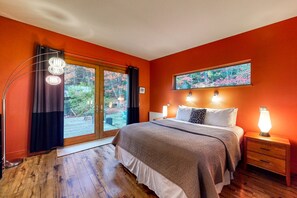 3 bedrooms, iron/ironing board, free Internet, bed sheets