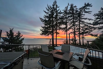 Luxury Home w/Exercise Pool & Hot Tub, Free WiFi, Fire Pit, Deck, & Game Room