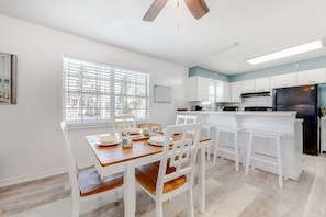 Dining - Cozy beach getaway with free WiFi, shared pool, and full kitchen - walk to surf (South Padre Island)