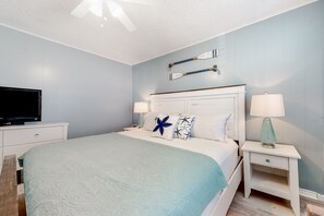 3 bedrooms, iron/ironing board, Internet, bed sheets - Cozy beach getaway with free WiFi, shared pool, and full kitchen - walk to surf (South Padre Island)