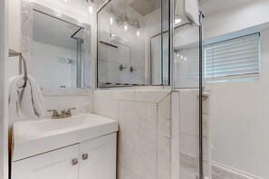 Secador de cabelo, toalhas de banho