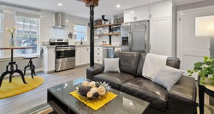 Belhaven Arts Hideaway: 1932 craftsman guest suite featuring local artists
