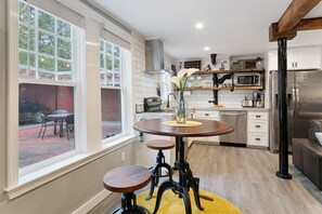 ثلاجة، ميكروويف، فرن، موقد طهي مسطح