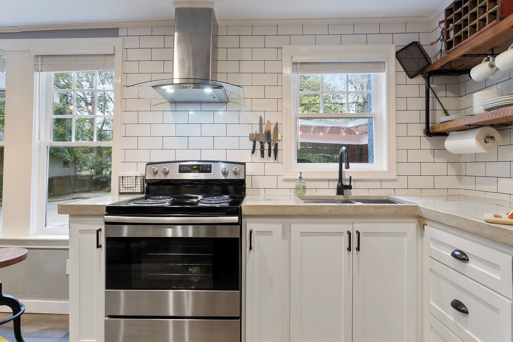 Kylskåp, mikrovågsugn, ugn och spishäll