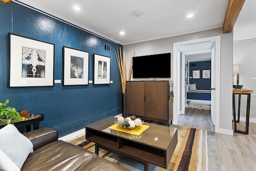 Belhaven Arts Hideaway: Private Suite + Walkable