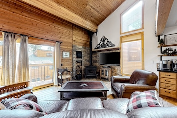 Image of Spacious condo near skiing with fireplace, washer/dryer, deck & full kitchen