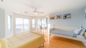 4 bedrooms, desk, travel cot, free Internet