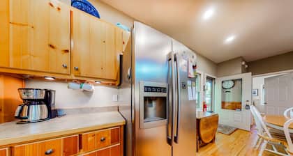 Comfortable home with high-speed WiFi, private washer/dryer, and central AC
