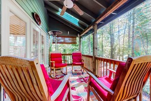 Terrace/patio - Comfortable home with high-speed WiFi, private washer/dryer, and central AC (Clayton)