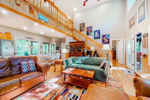 Comfortable home with high-speed WiFi, private washer/dryer, and central AC