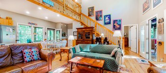 Comfortable home with high-speed WiFi, private washer/dryer, and central AC