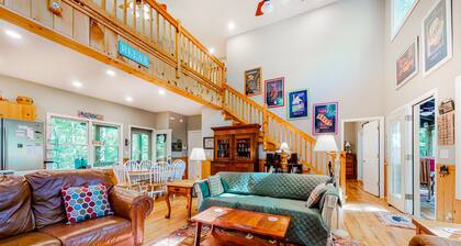 Comfortable home with high-speed WiFi, private washer/dryer, and central AC