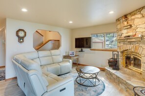 TV, fireplace, DVD player, books