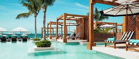 Alberca techada y alberca al aire libre