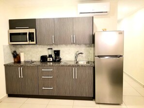 Frigorifero, microonde, forno, macchina per tè/caffè