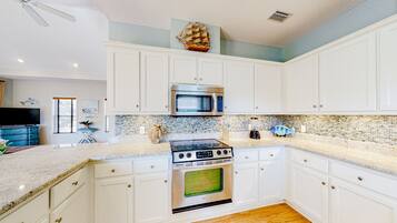 冰箱、微波炉、烤箱、炉灶