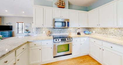 Easy beach access, dog-friendly island home with private hot tub & shared pool