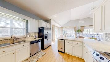 冰箱、微波炉、烤箱、炉灶