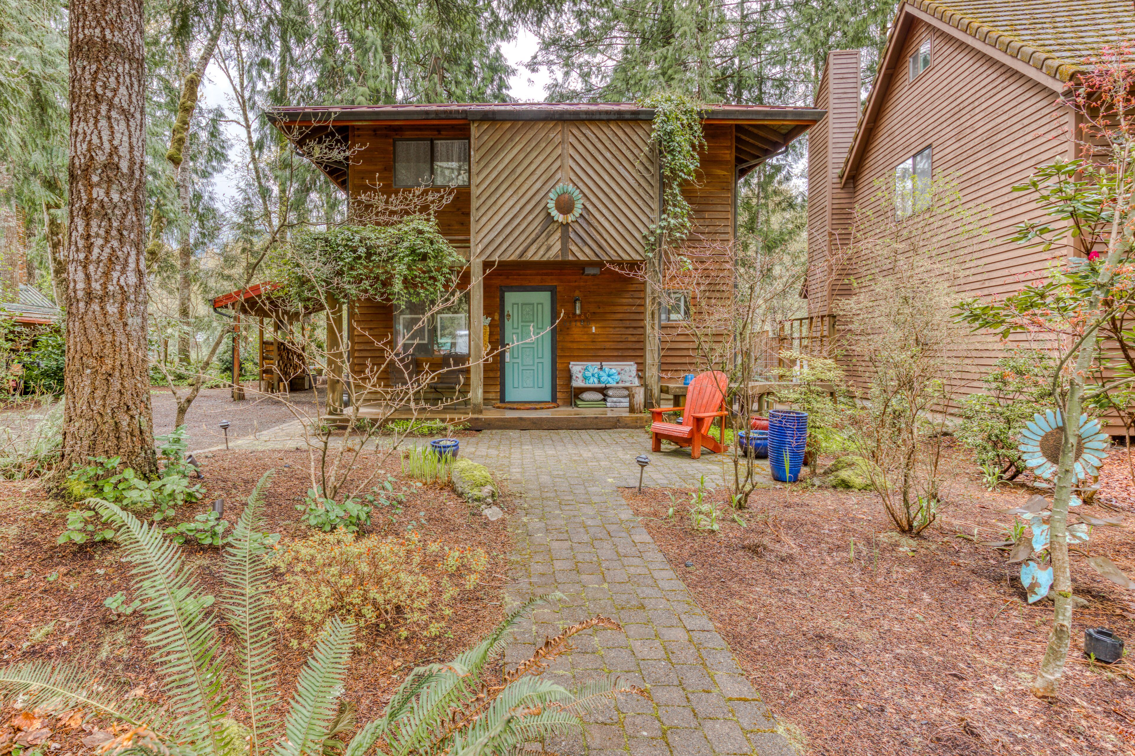 Riverfront gem w/private hot tub, shared pool, deck, private W/D, firepit