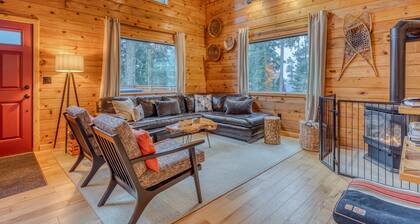 Dog-Friendly, 3-Story Home + Loft w/Deck, Private Hot Tub, Gas Grill, Pool Table