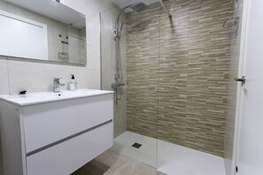 Dusche, Haartrockner, Handtücher