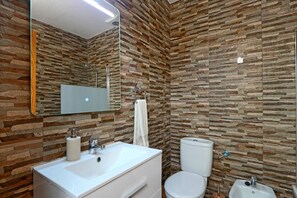 Combined shower/tub