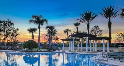 Disney-Licious Villa 6 bedroom 3 Theme Rooms in Windsor Hills 4 miles to Disney!