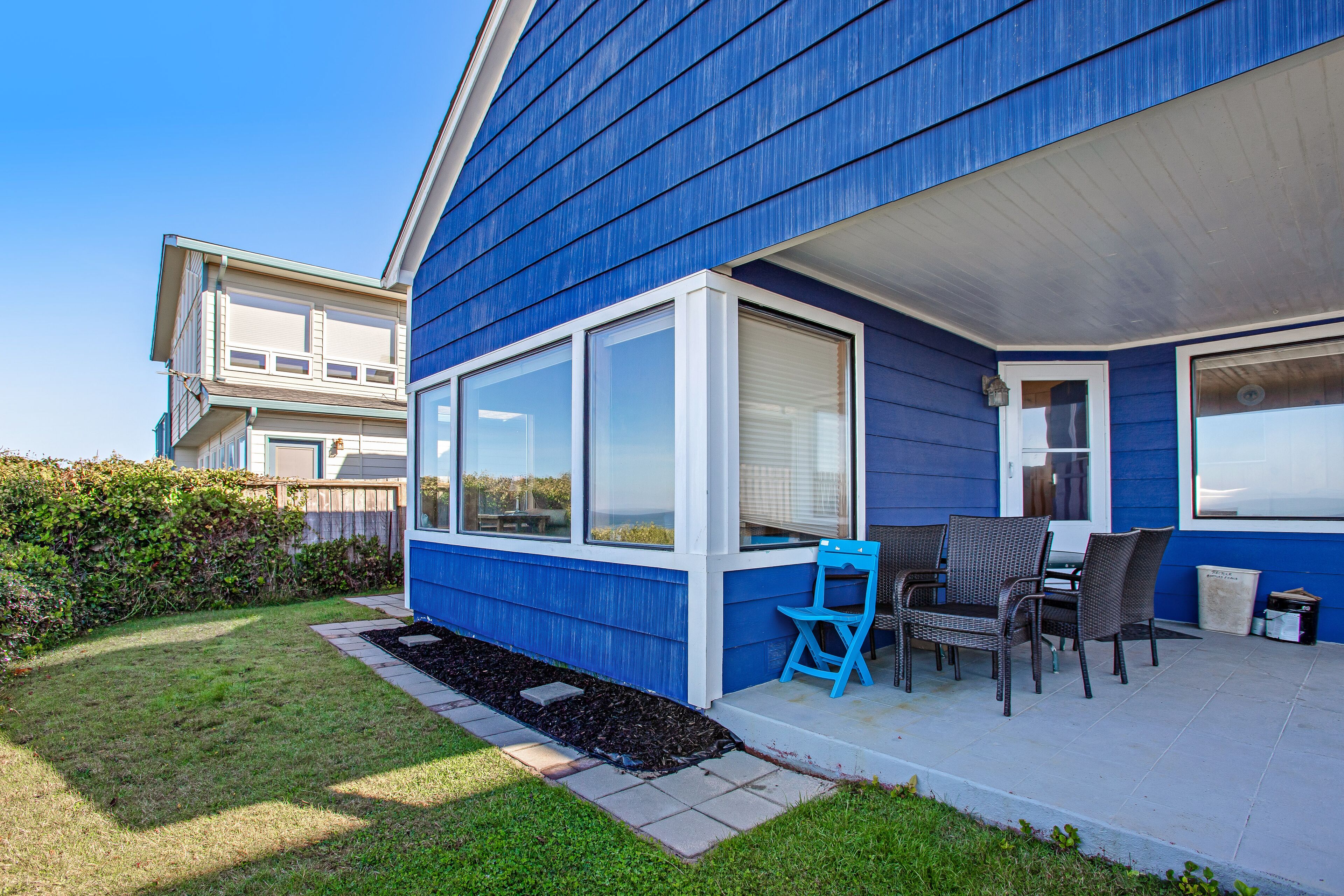 Coastal gem with ocean views, easy walk to beach, & WiFi