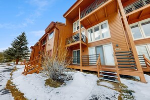 Exterior - Cozy condo with fireplace, pool, & hot tub - near trails (Silverthorne)