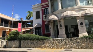 Un bâtiment avec une enseigne « Cartier », un mur en pierre et un panneau « Stationnement interdit ».