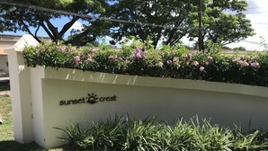 Un mur blanc sur lequel figure le texte « sunset crest » et un logo.