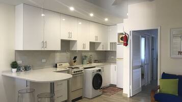 雪櫃、微波爐、焗爐、爐具