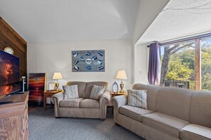 Flat-screen TV - Holiday Shores 30 - Beautiful Villa with Resort Amenities! (Osage Beach)