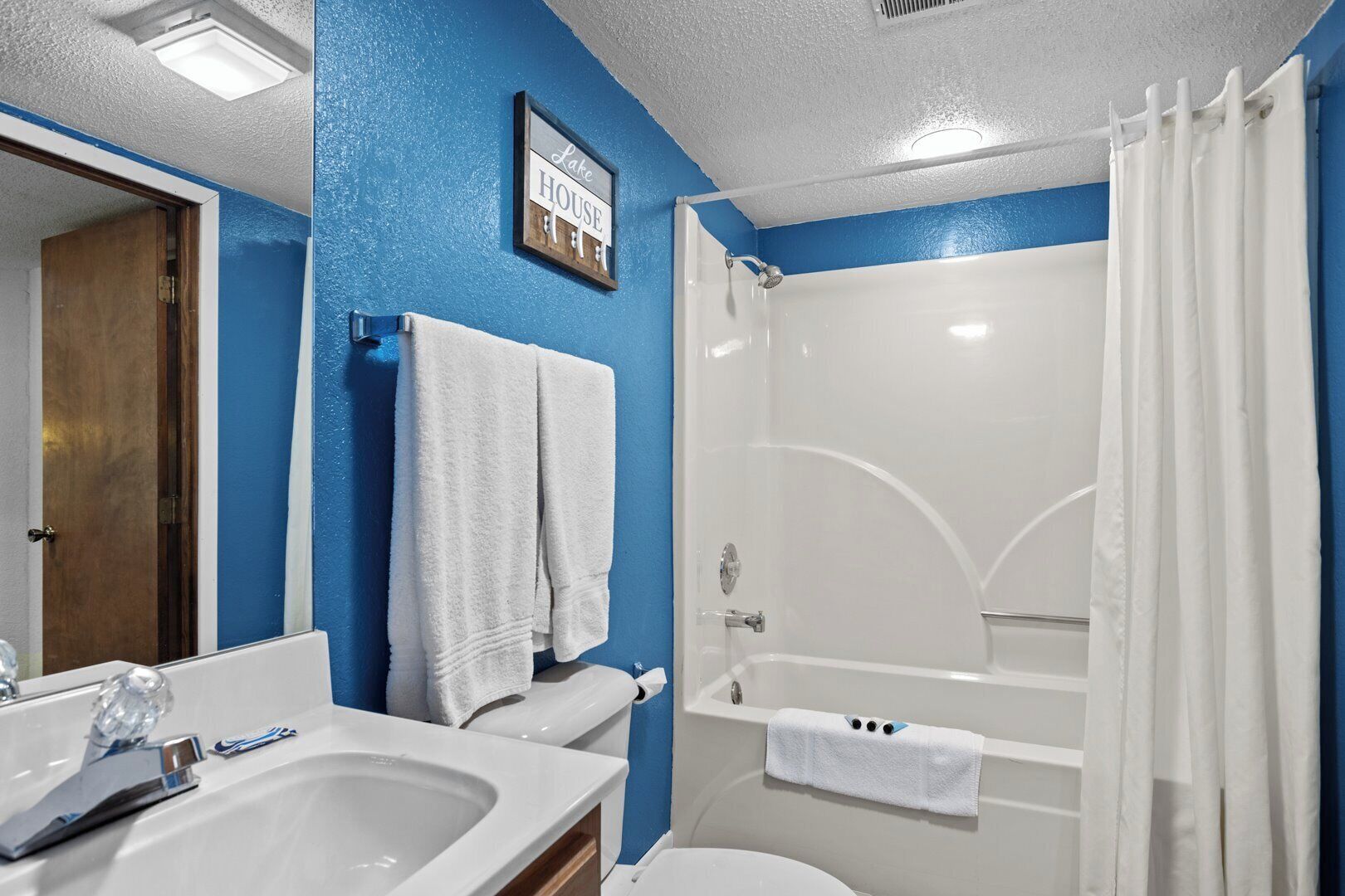 Combined shower/bathtub, towels