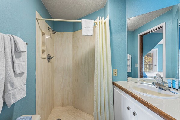 Combined shower/tub, towels
