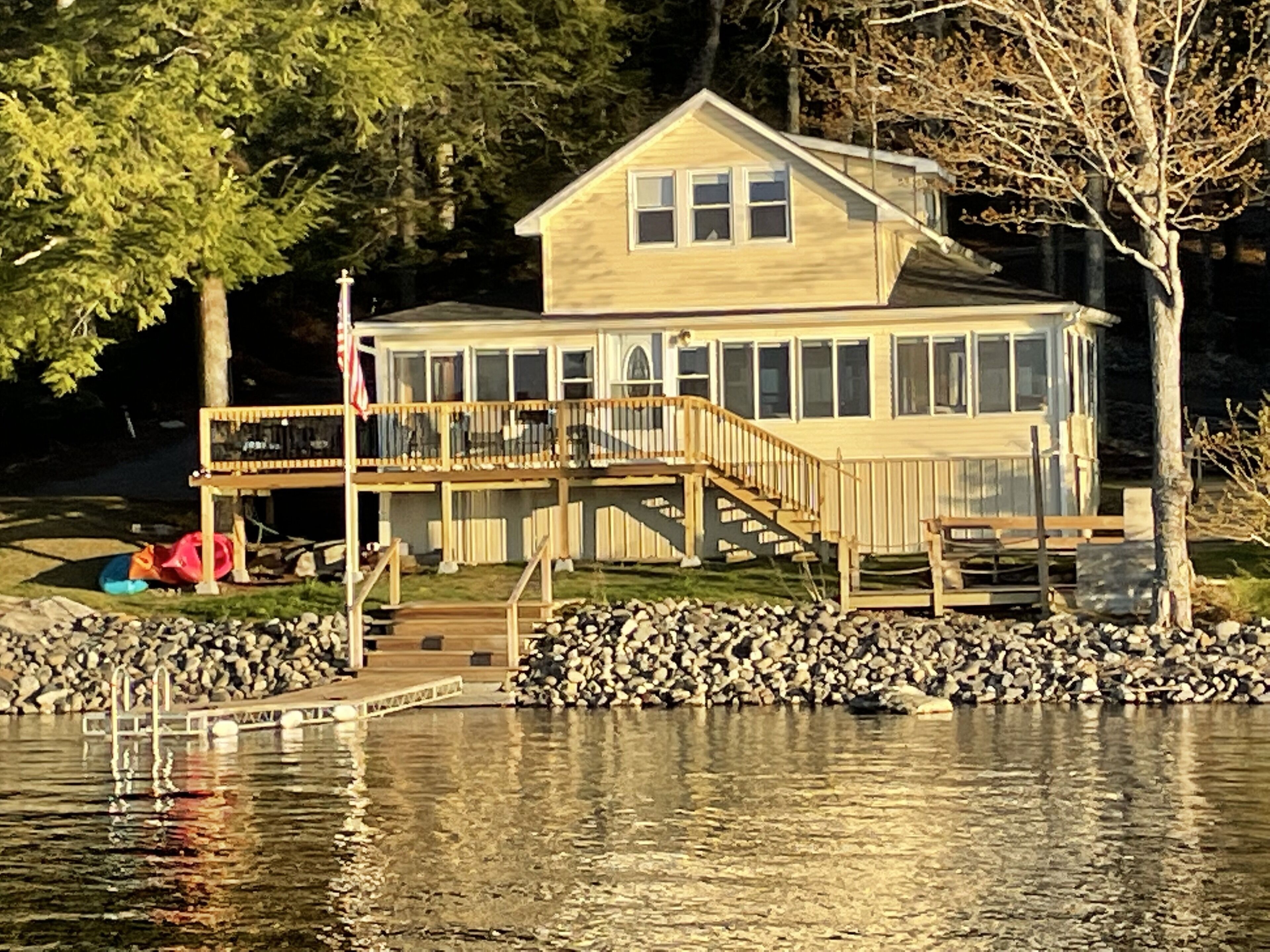 Brewer Lake 3 bed / 1.5 bath Waterfront Cottage