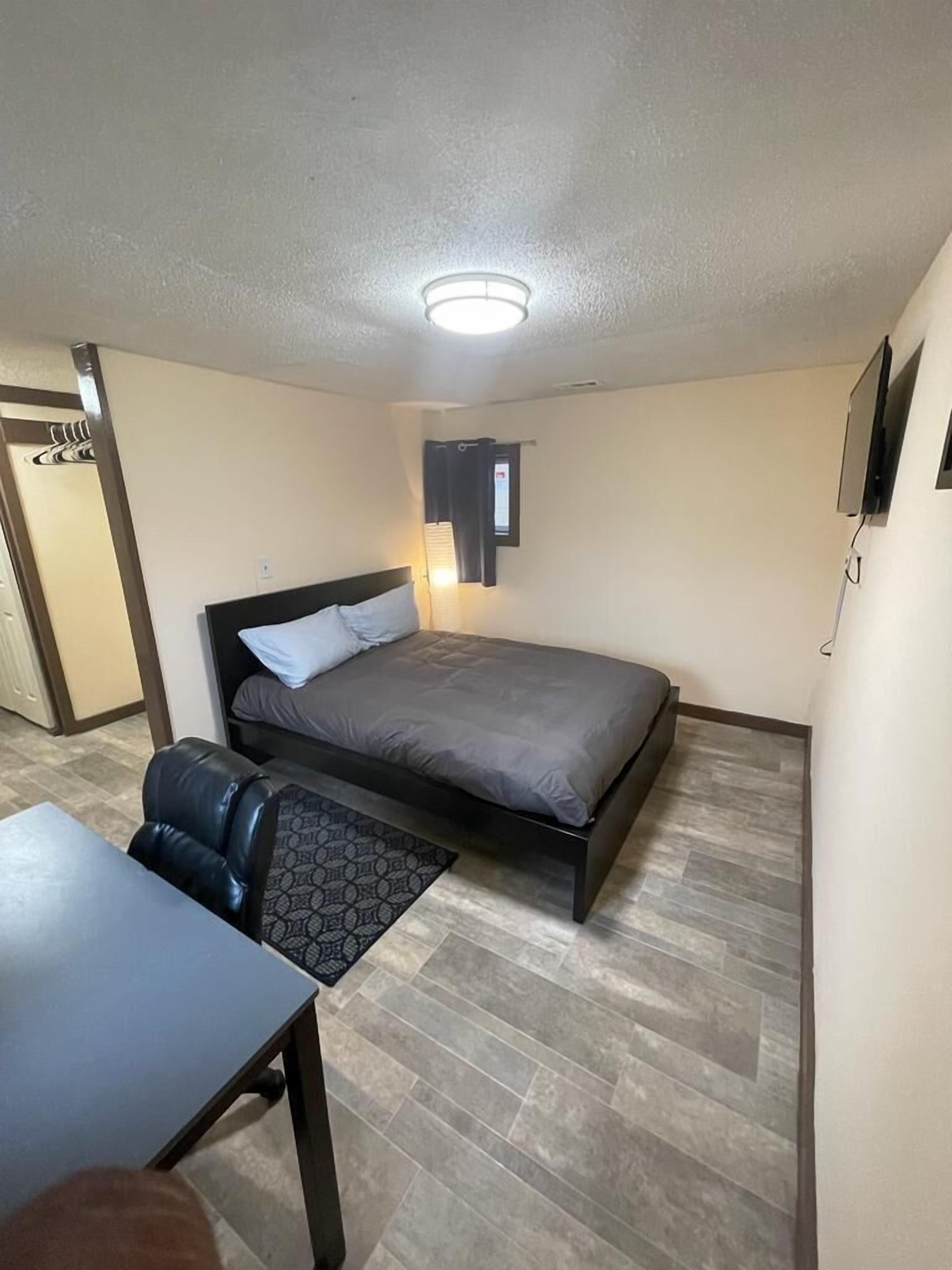 2 bedrooms, desk, iron/ironing board, WiFi