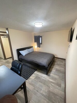 2 bedrooms, desk, iron/ironing board, WiFi